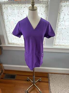 FIGS Technical Collection Women's XS V-Neck Two-Pocket Scrub Top Purple